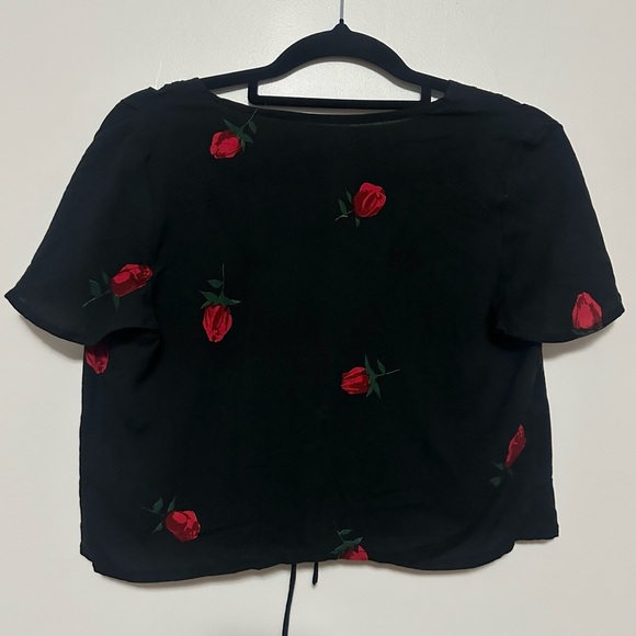 NWT Motel Scatter Rose Vaco Blouse Scattered Rose XS - Picture 4 of 5